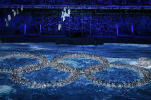 Rusos 'juegan' con su error inaugural en la Clausura de Sochi