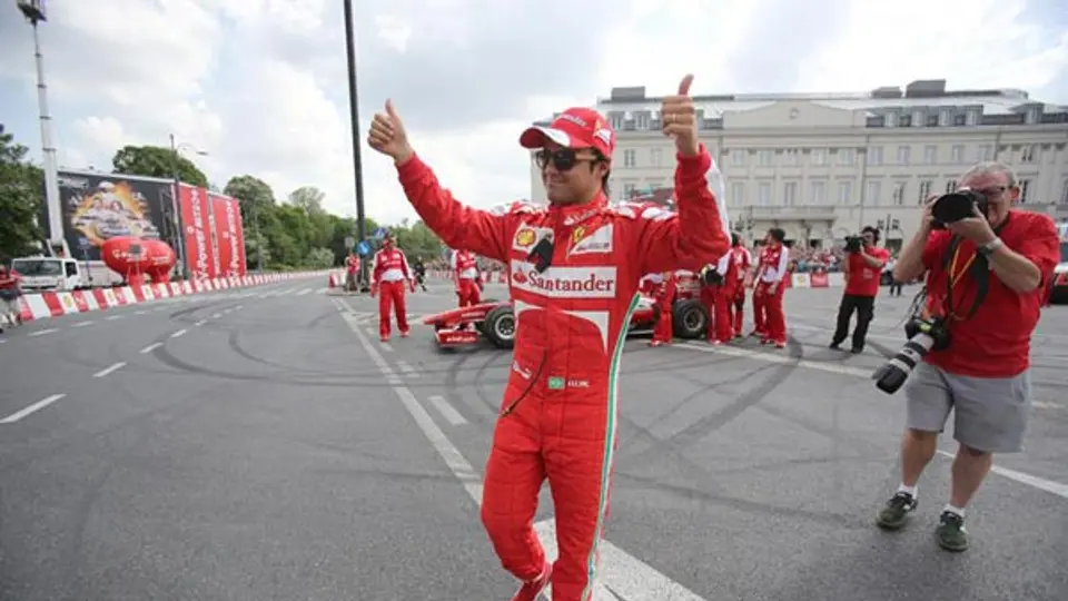 Felipe Massa deleita a la afición con su Ferrari en Varsovia