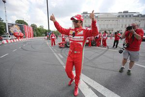 Felipe Massa deleita a la afición con su Ferrari en Varsovia