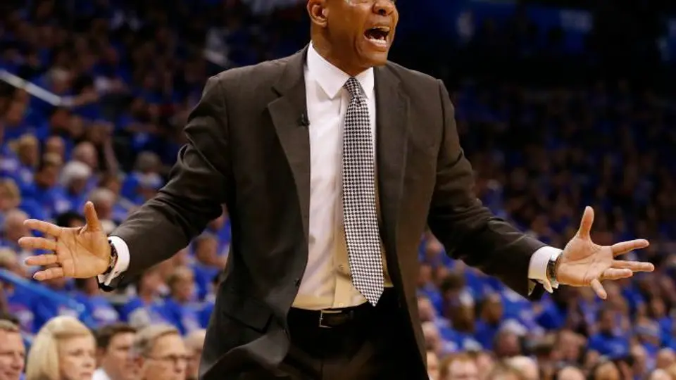 NBA multa al entrenador de los Clippers por criticar árbitros