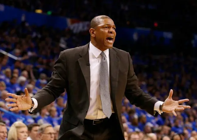 NBA multa al entrenador de los Clippers por criticar árbitros