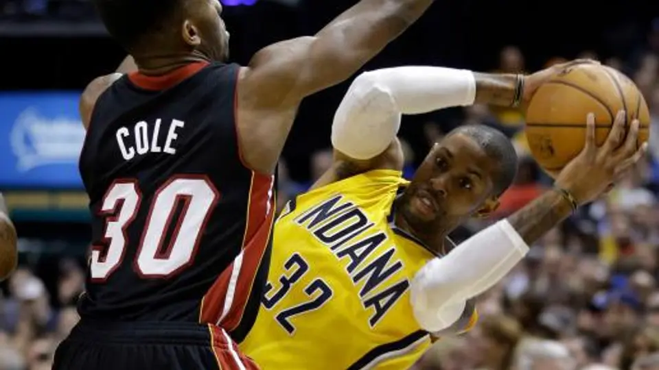 Pacers viene de atrás para vencer al Heat