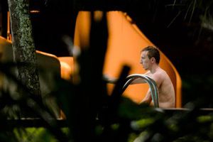 Sorprenden a croatas desnudos en hotel de concentración