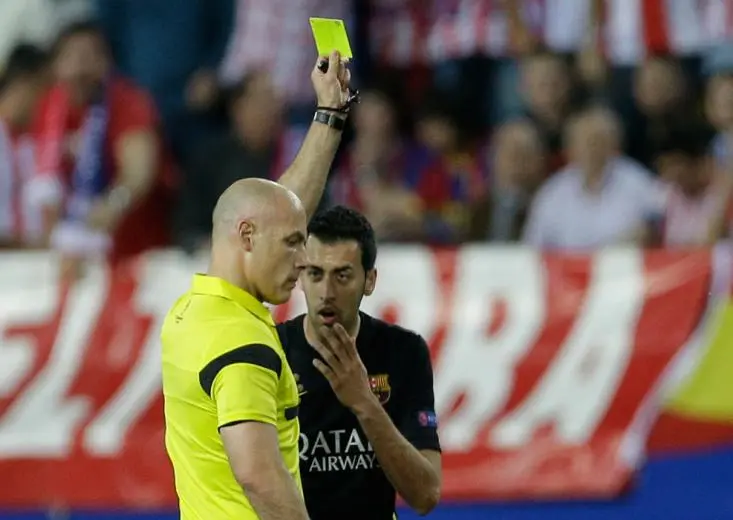 Webb amonesta a Sergio Busquets en la Champions | AP
