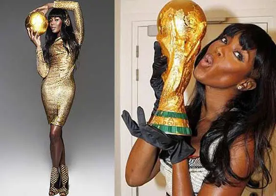 Naomi Campbell posa como la Copa del Mundo
