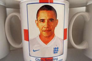 Confunden a Barack Obama con Chris Smalling en souvenir