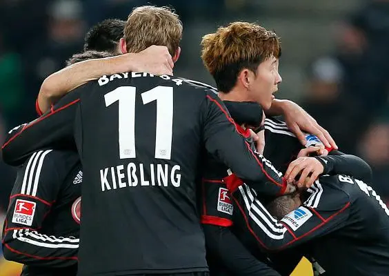 Los jugadores del Bayer Leverkusen festejan el gol | AP
