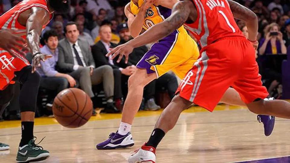 Lakers iguala su peor marca de derrotas en una campaña