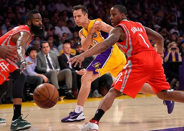 Lakers iguala su peor marca de derrotas en una campaña