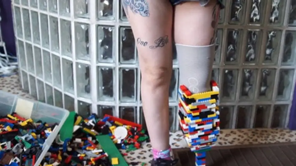 Protésis ortopédica hecha con bloques de LEGO