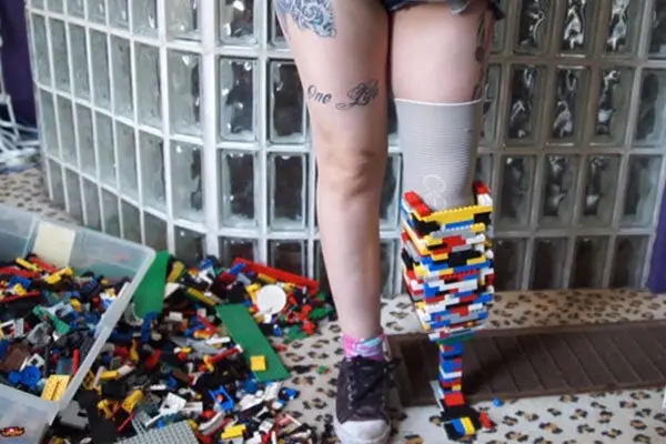 Protésis ortopédica hecha con bloques de LEGO
