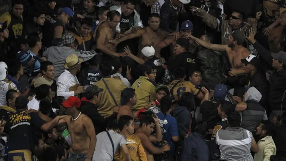 Aficionados de Pumas generan broncas en el Hidalgo