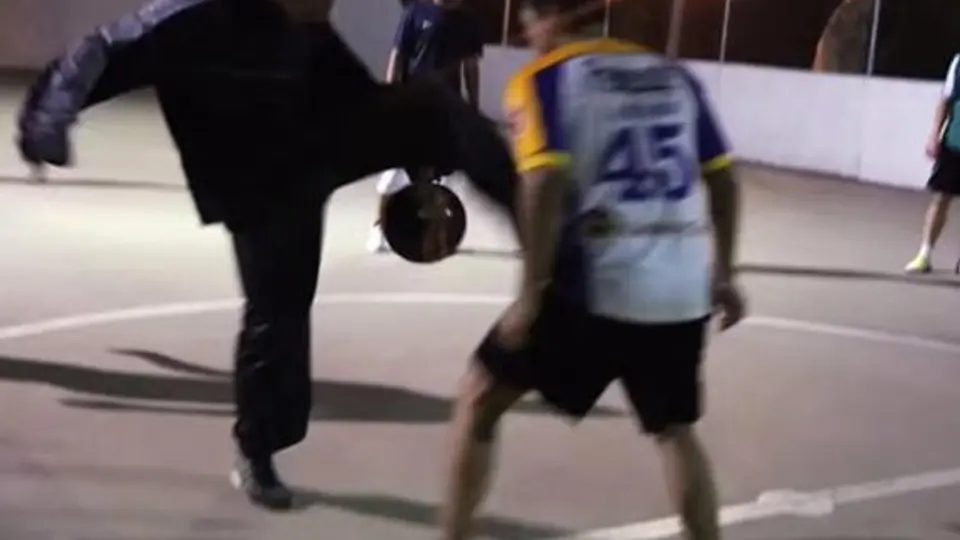 Campeón de futbol freestyle sorprende como Abuelo Memo
