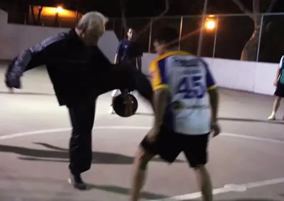 Campeón de futbol freestyle sorprende como Abuelo Memo