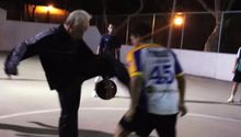 Campeón de futbol freestyle sorprende como Abuelo Memo
