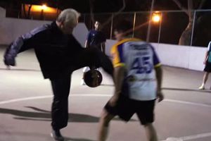 Campeón de futbol freestyle sorprende como Abuelo Memo