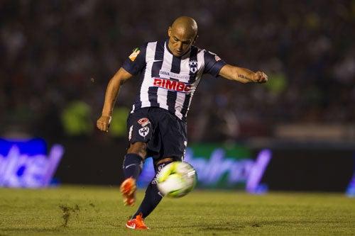 El chileno Suazo, al momento de ejecutar el tiro libre que le dio el 1-0 a Rayados| DANIEL GÁMEZ