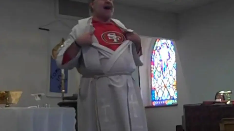 Sacerdote termina misa para ver juego de 49ers