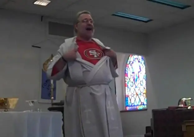 Sacerdote termina misa para ver juego de 49ers