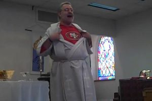 Sacerdote termina misa para ver juego de 49ers