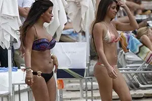 Cesc Fàbregas vacaciona con su esposa y la novia de Messi
