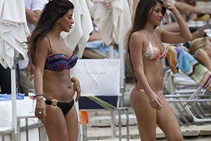 Cesc Fàbregas vacaciona con su esposa y la novia de Messi