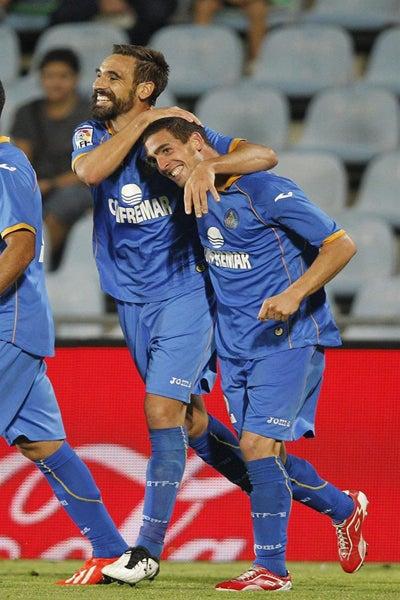 Los jugadores del Getafe, Arroyo y Borja se felicitan tras el gol ante Celta | EFE