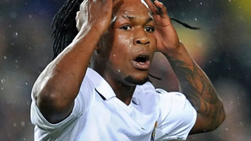 Royston Drenthe muestra lo que no se debe hacer al volante