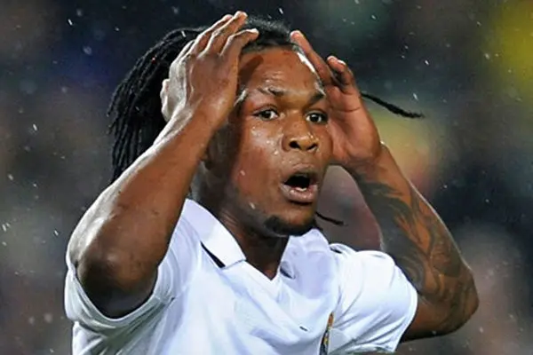 Royston Drenthe muestra lo que no se debe hacer al volante