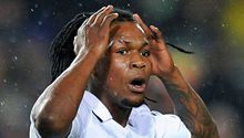 Royston Drenthe muestra lo que no se debe hacer al volante
