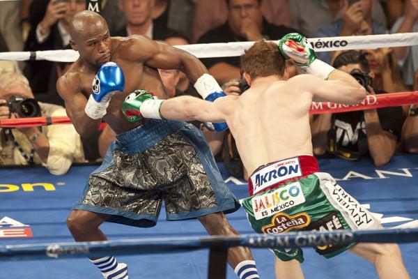 El mexicano intentó por todas las vías conectar a Mayweather pero no lo logró | CÉSAR VICUÑA