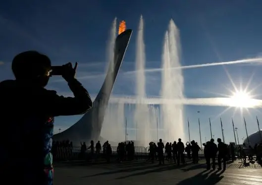 Turistas disfrutan del calor en Sochi
