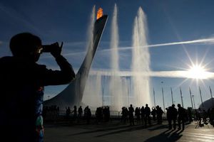 Turistas disfrutan del calor en Sochi
