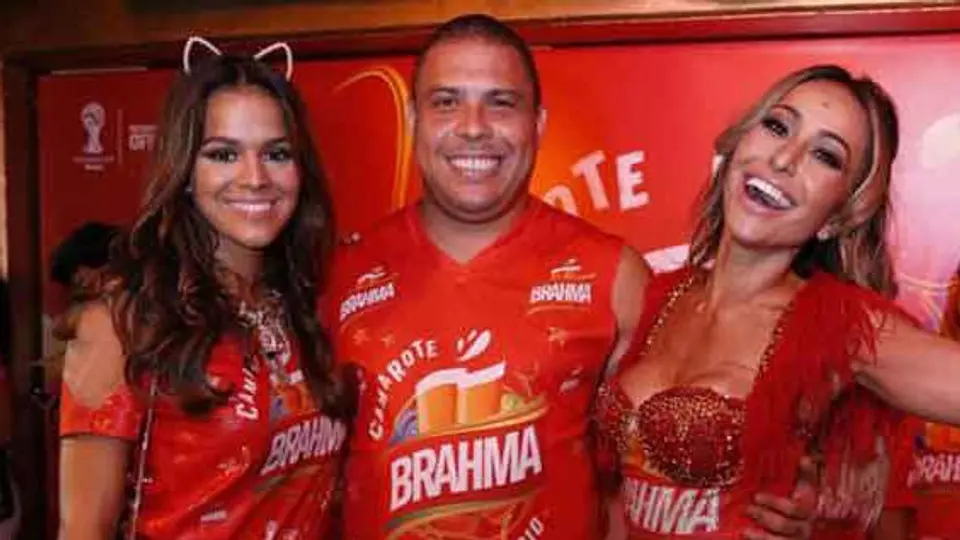 Ex de Neymar disfrutó el carnaval junto a Ronaldo