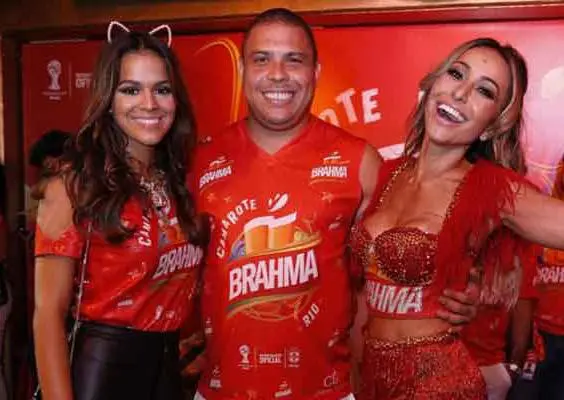 Ex de Neymar disfrutó el carnaval junto a Ronaldo