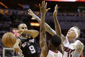 Spurs pega primero en la Final ante el Heat