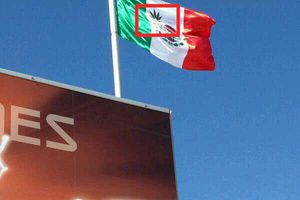 Bandera de México con hoja de marihuana en tienda de pista en Austin