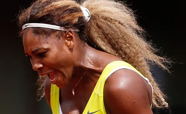 Serena Williams inicia con triunfo en Roland Garros
