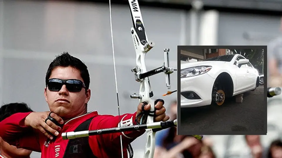 Dejan en ladrillos coche de Juan René Serrano