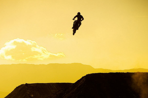 Campeón de surf también practica el motocross