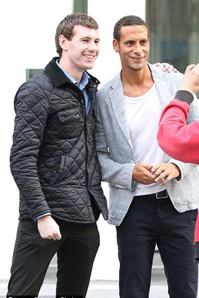 Rio Ferdinand se dio tiempo para posar en una foto con los fans | ESPECIAL