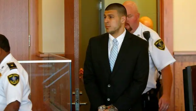 Mantienen acusaciones de asesinato a Aaron Hernández