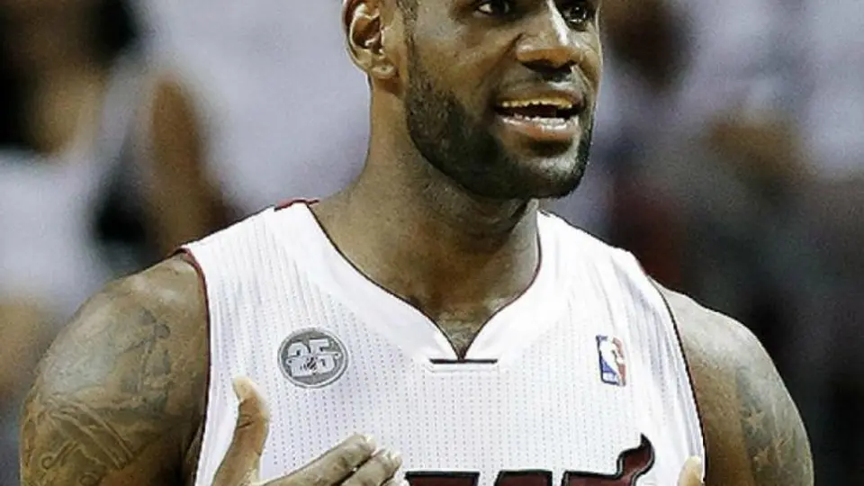 LeBron exige expulsión de dueño de Clippers