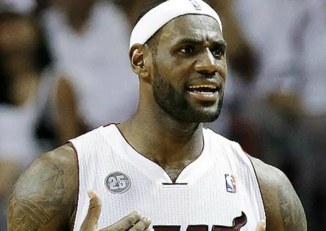 LeBron exige expulsión de dueño de Clippers