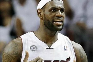 LeBron exige expulsión de dueño de Clippers