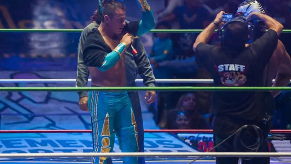 La Sombra gana la máscara del Volador Jr.