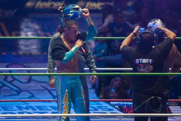 La Sombra gana la máscara del Volador Jr.