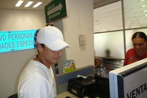 Chicharito regresa a Guadalajara para renovar su licencia