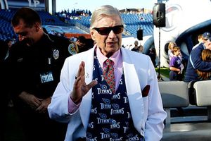 Fallece dueño de los Titanes de Tennessee