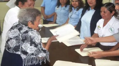 Mujer termina la primaria a los 100 años de edad